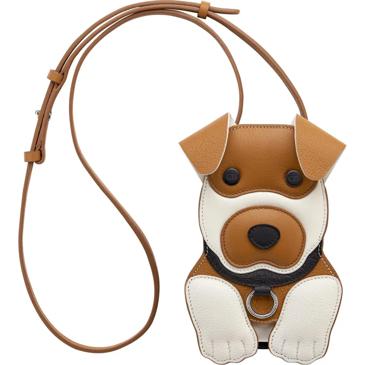 Dior Bobby白色與棕色拼接迷你背包，6萬8000元。品牌提供