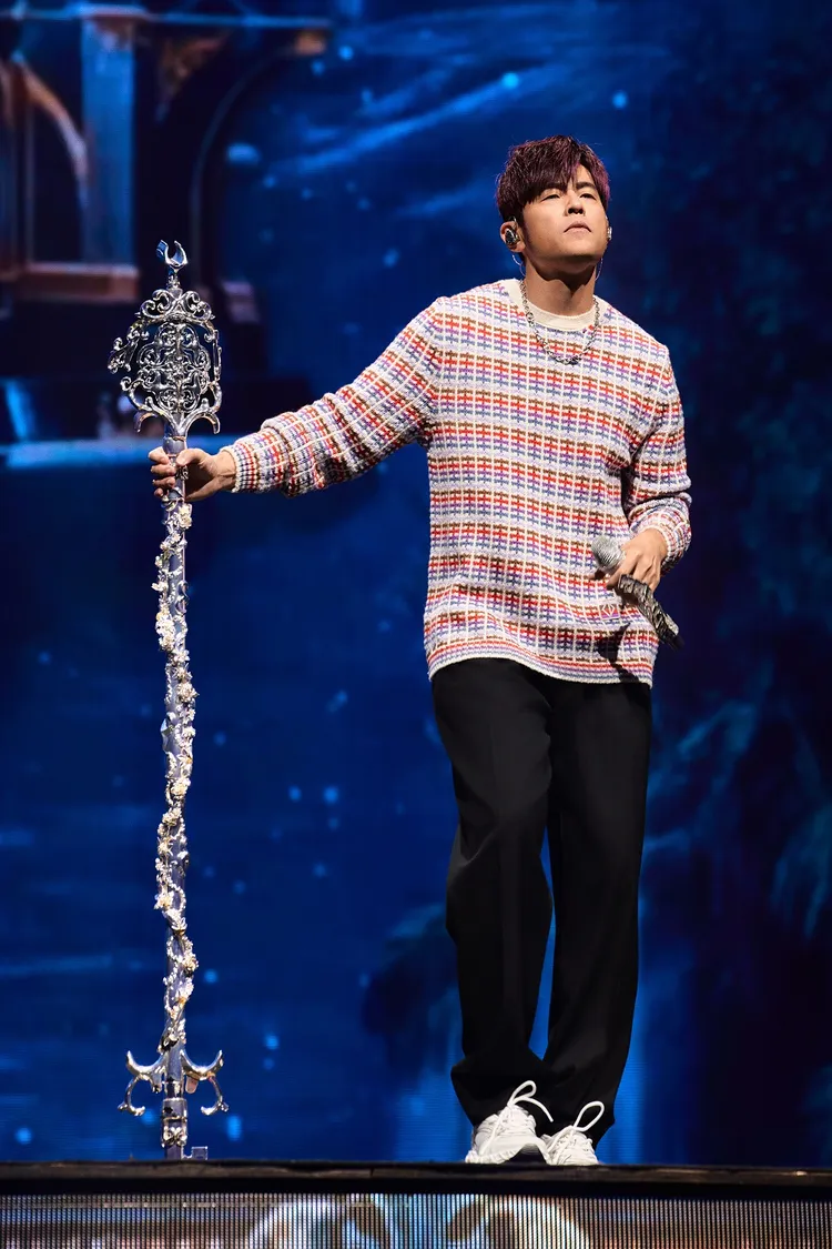 天王周杰倫在南寧演唱會上搶先穿Dior 2025秋季男裝系列。杰威爾音樂提供