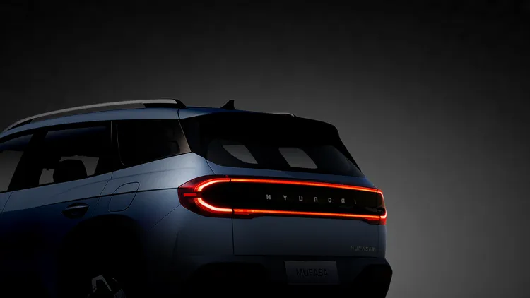 車尾則以大面積水平光條燈組串連兩側尾燈，配上立體化的保桿造型與寬厚後檔輪廓，無論動感張力或視覺質感，都明顯跳脫傳統百萬內中型SUV級距的保守思維。原廠照片