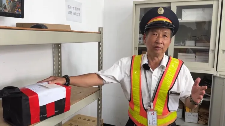 台鐵新營站站長吳潭文說，從業37年來，處理過的遺失物就這次「最大條」。民眾提供