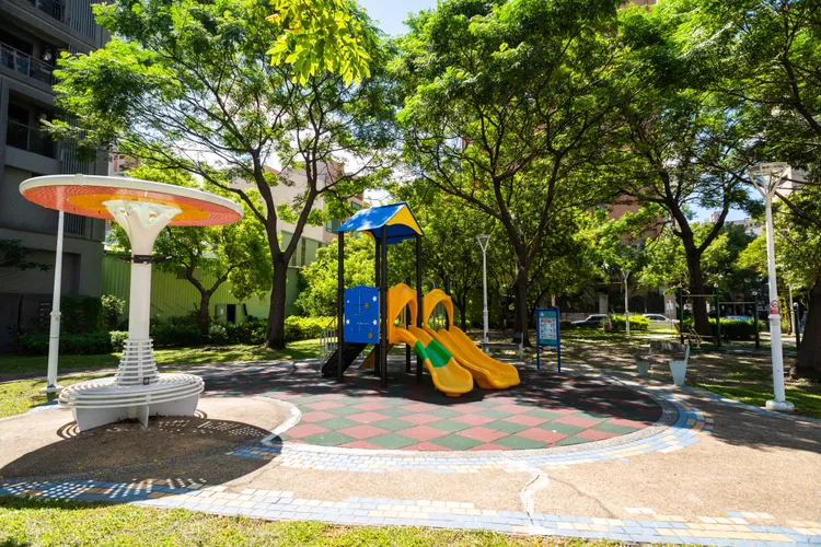 「耀美術」社區旁有「時空紐帶公園」、「梵谷兒童遊戲場」與「小鹿公園」，距離美術公園也僅350公尺。城揚建設提供