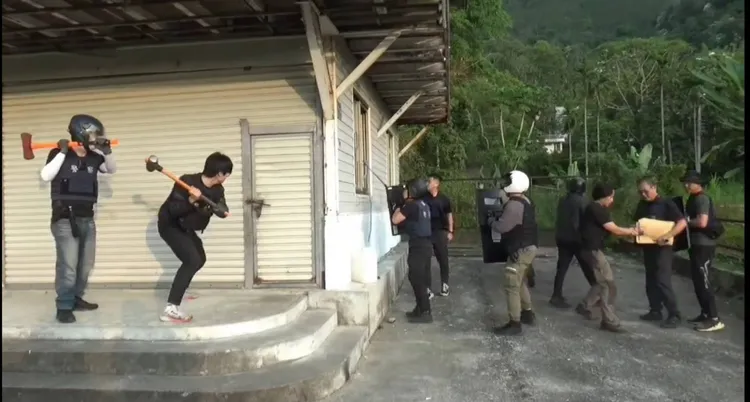 警方前往竊嫌藏匿處攻堅破門逮人。警方提供