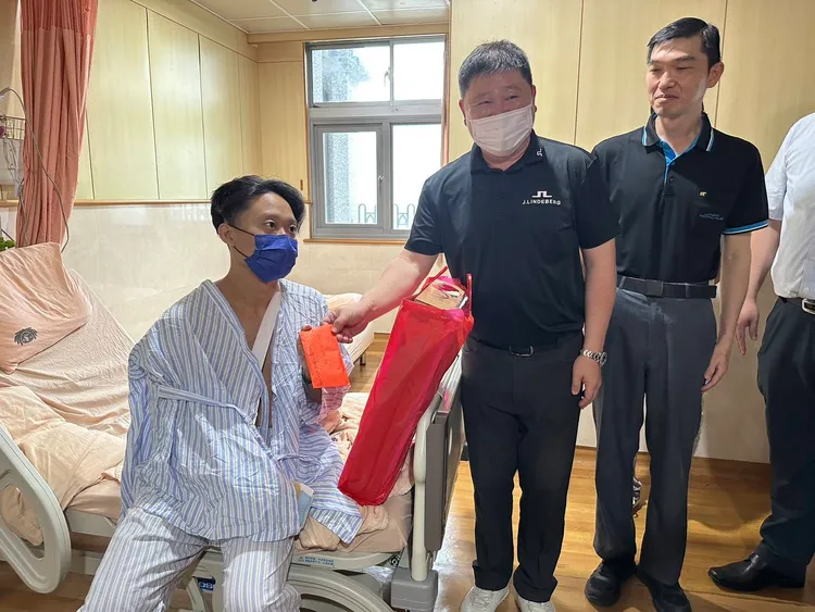 議長張峻（中）前往醫院探視受傷住院的偵查隊長吳泓修（左）。翻攝張峻臉書