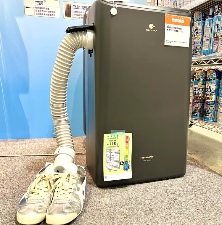 近期消費者選購除濕機時，有烘衣鞋架專用配件等附加功能、儲水箱方便拿取更加分。業者提供