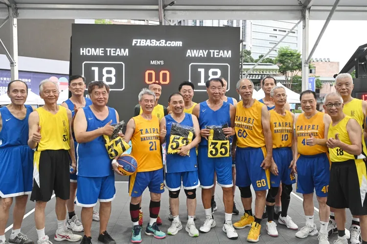 侯友宜和警光籃球隊老戰友與神駒隊戰成18比18平手，大家都是贏家。市府提供