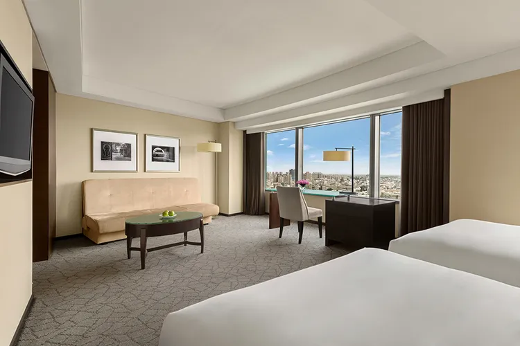 台南遠東香格里拉飯店「仲夏奇旅」住房專案，旅客可依需求選擇預定尊榮客房、家庭房、行政家庭房或高樓層的特選尊榮客房。業者提供