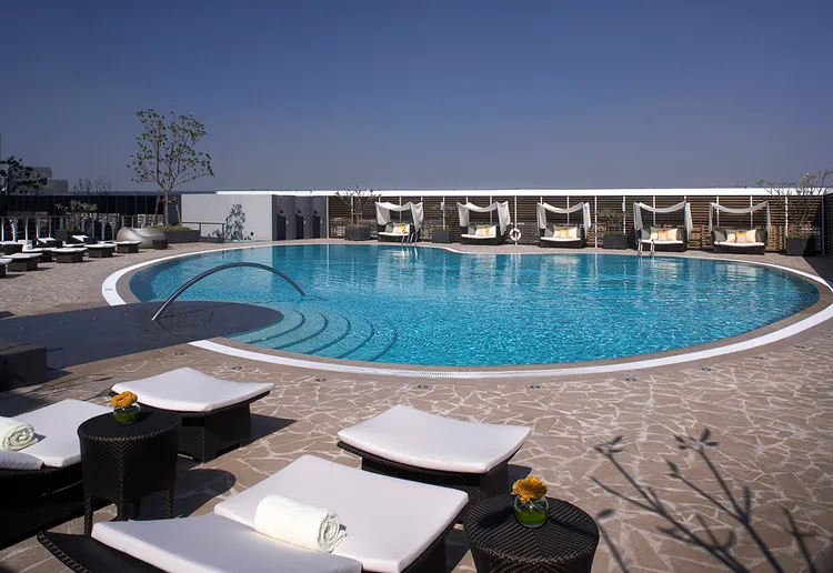 台南遠東香格里拉戶外心型泳池，是熱門打卡景點，趁著暑假帶著全家或伴侶享受愜意的度假時光。業者提供