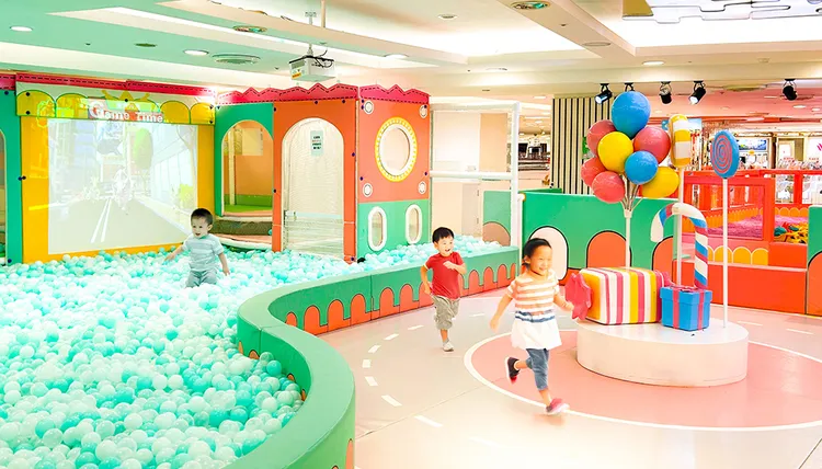 台南遠東香格里拉飯店「仲夏奇旅」住房專案入住就送「追風奇幻島－糖果小鎮」親子票乙組。業者提供