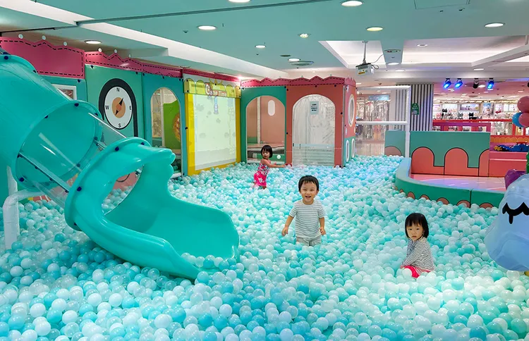 台南遠東香格里拉飯店「仲夏奇旅」住房專案贈送「追風奇幻島－糖果小鎮」親子票乙組，四大主題一票玩到底。業者提供