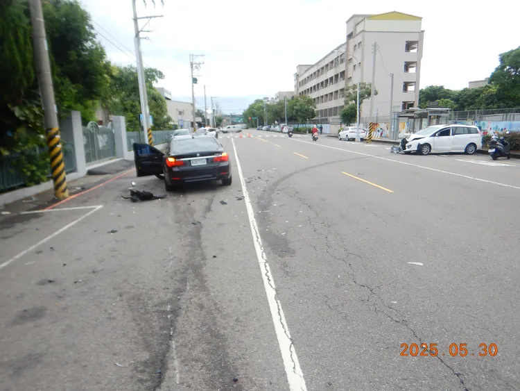 黑色BMW轎車疑未注意車前狀況肇事。民眾提供