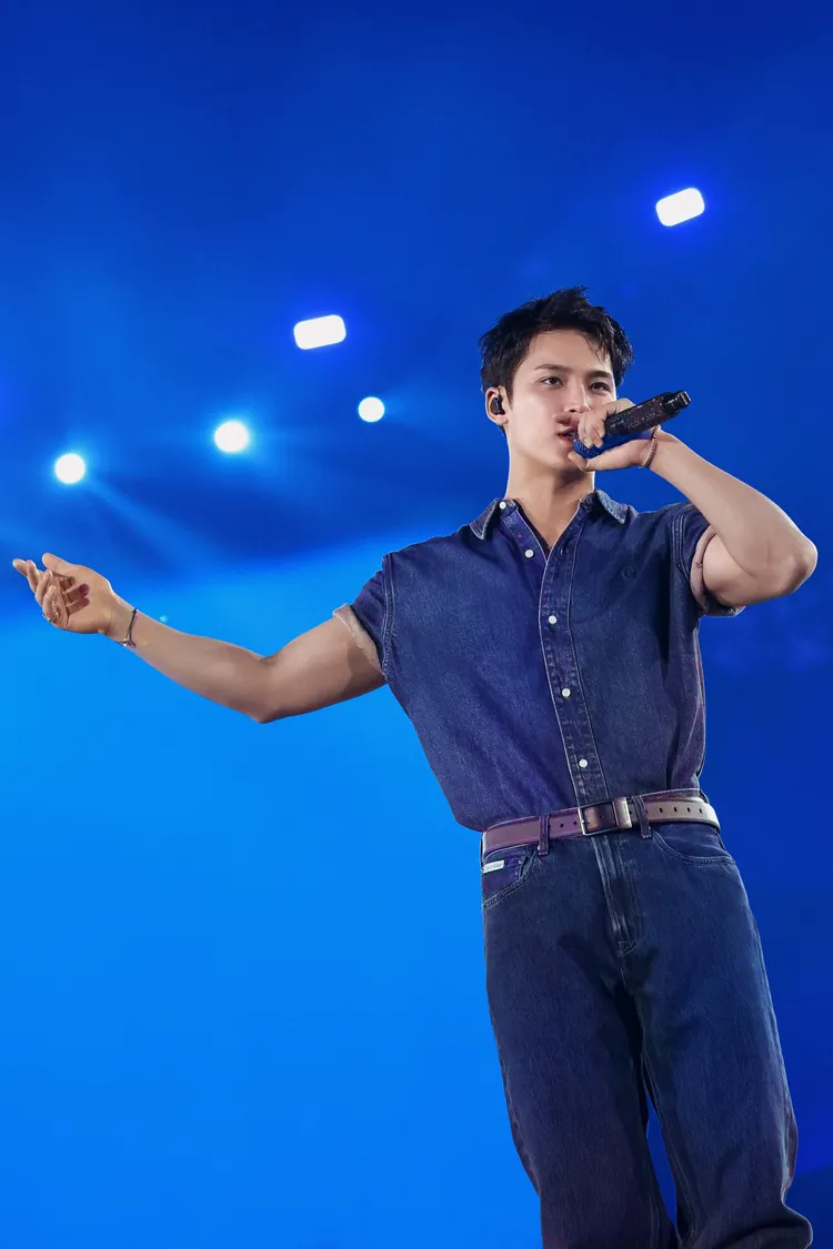 珉奎特意將袖口反折秀出更多精壯手臂線條。PLEDIS Entertainment提供