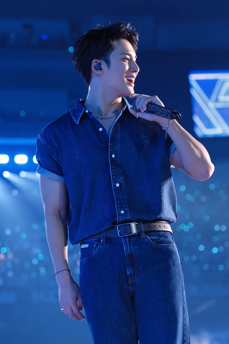 珉奎在日本粉絲見面會中換上Calvin Klein 2025年春季丹寧系列造型。PLEDIS Entertainment提供