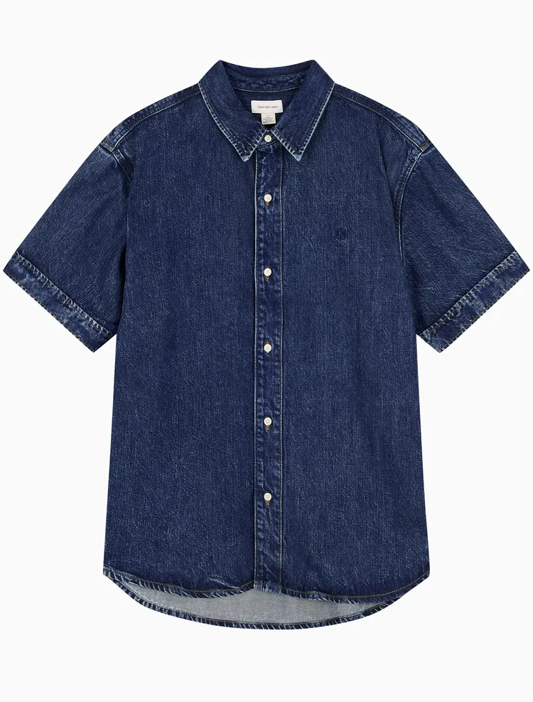 Calvin Klein短袖丹寧襯衫，價格店洽。品牌提供