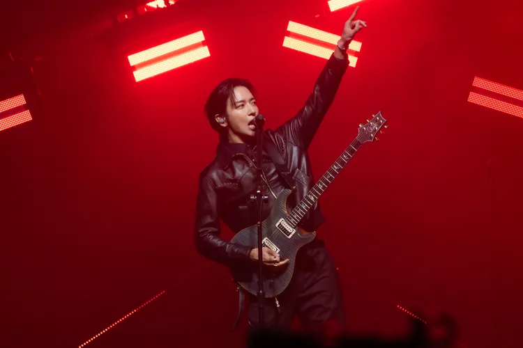 鄭容和注意到搖滾區的粉絲不舒服，主動中斷演出關心。和協整合行銷提供