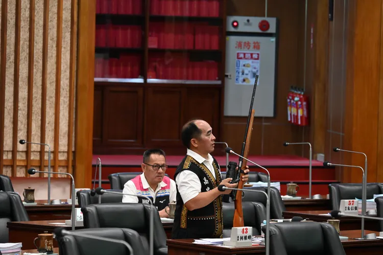原住民議員高宗德帶獵槍進議事廳質詢。翻攝畫面
