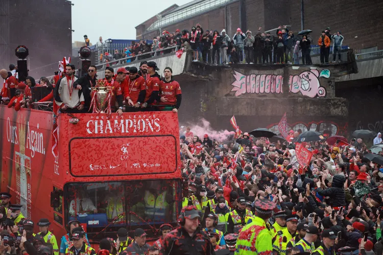 球員在巴士上慶祝封王。路透