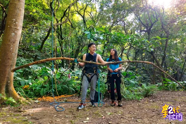 余祥銓（左）第一次工作挑戰爬樹就到10公尺高，嚇到腳軟。Yahoo提供