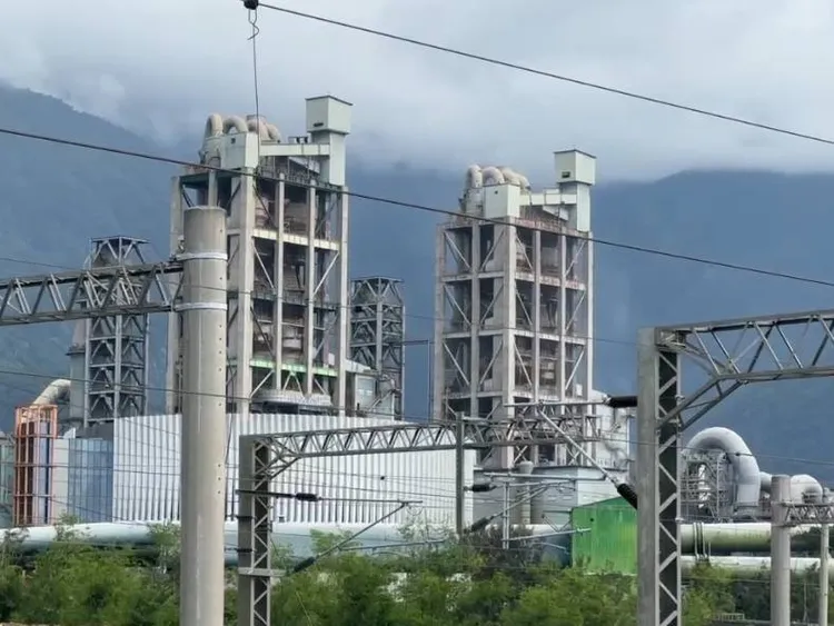 台泥和平廠今早傳設備火警事故，火勢已撲滅。翻攝畫面