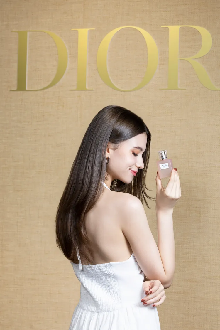 Dior Miss Dior髮香系列推出護髮精萃油與髮香噴霧新作。品牌提供