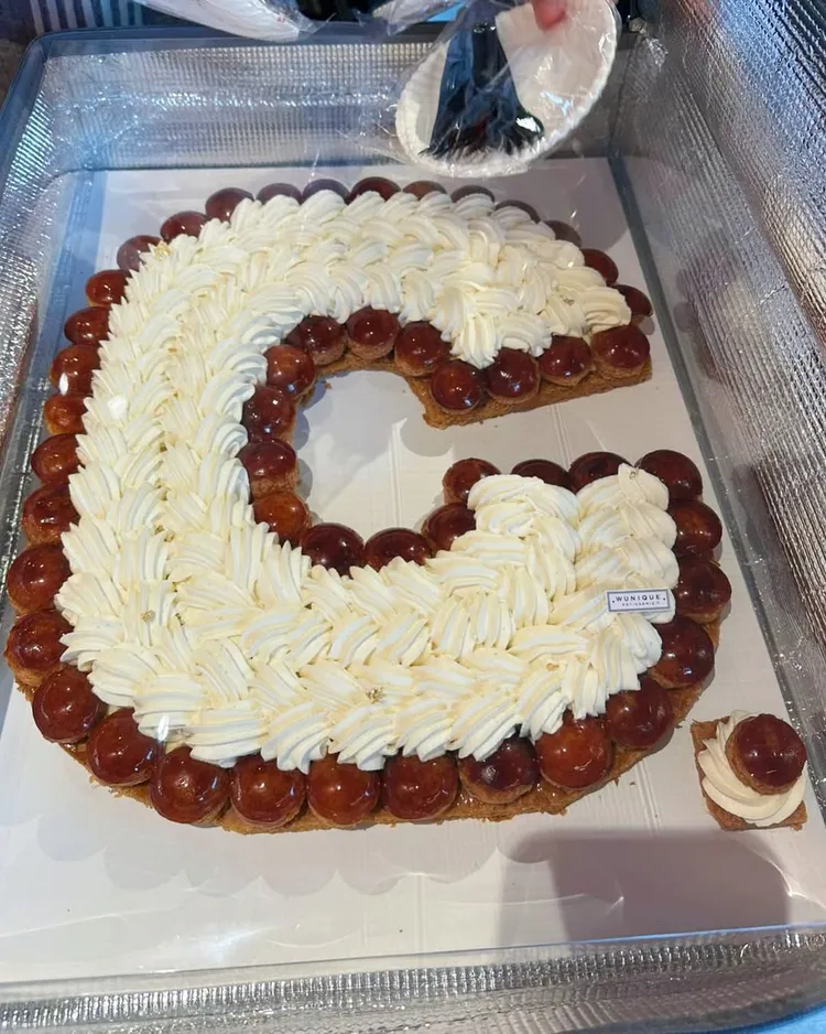 關穎幫女兒準備了字母C字樣的蛋糕。翻攝關穎IG