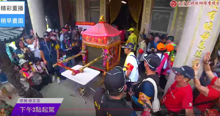 白沙屯媽祖今日前進南投，200年來第一次，中午停駕名間鄉修玄宮，不少信徒感動得跪地叩拜。翻攝白沙屯媽祖網路電視台