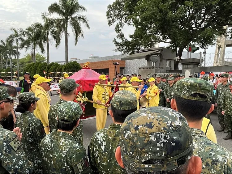 白沙屯媽祖今天北返時，還前往斗六市的軍營位軍人祈福。翻攝白沙屯拱天宮臉書