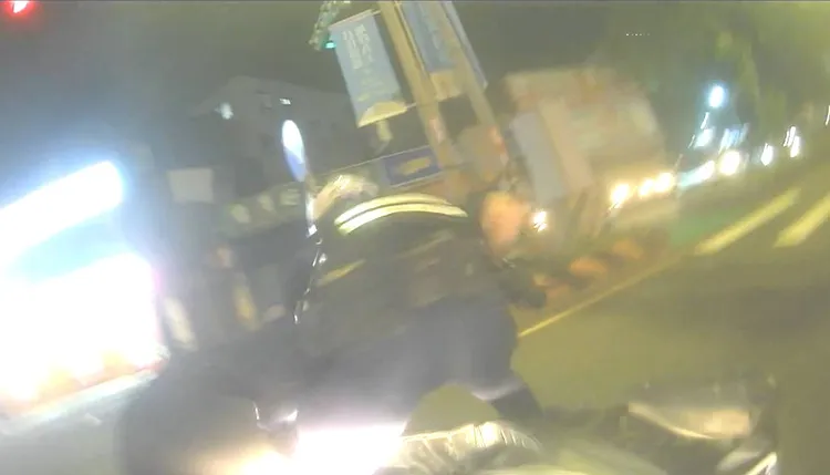 警方將林男壓制在地。警方提供