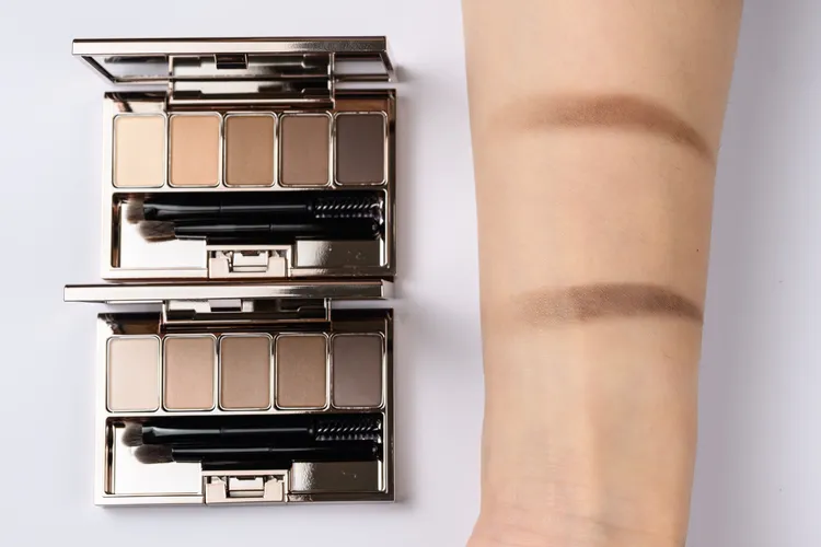 LUNASOL機智眉眼彩盒N，各2000元。品牌提供