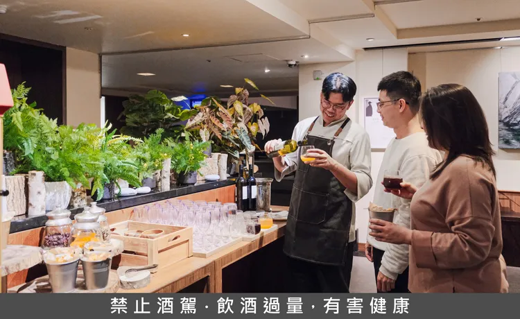 太魯閣晶英酒店服務升級，於大廳藝廊提供Social Hour服務。供應爆米花、紅白酒，還有限定調飲「金色山脈」與「紅橙秘境」。太魯閣晶英酒店提供