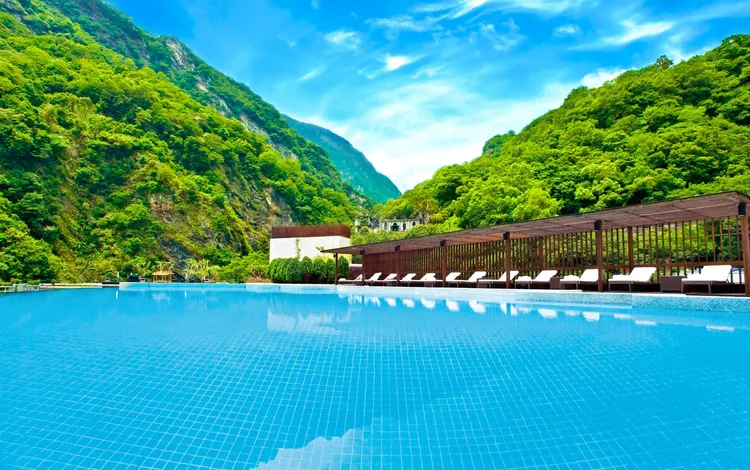 太魯閣晶英酒店峽谷戶外泳池，可欣賞山嵐與峽谷之美。太魯閣晶英酒店提供