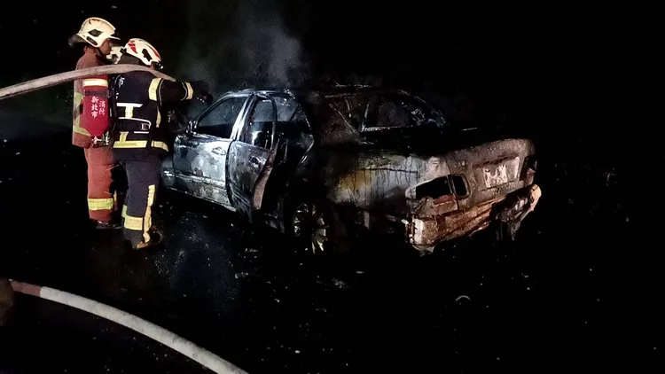 25年老賓士車行進間起火冒煙，駕駛急停路邊後，車體隨即陷入火海。翻攝畫面