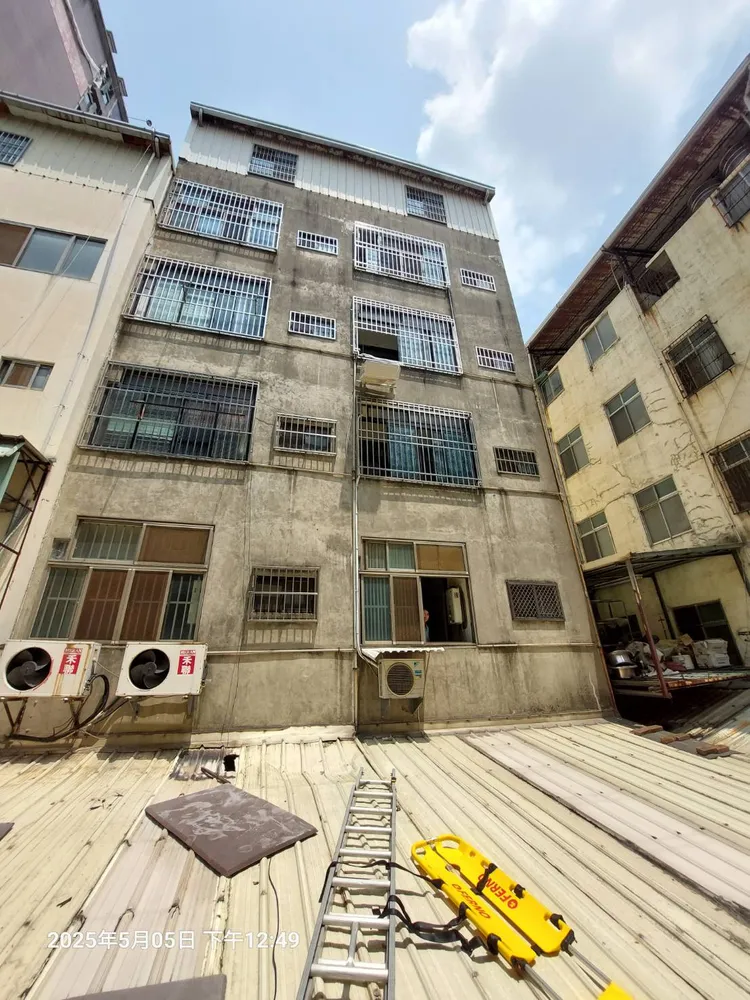 林姓冷氣工不慎從4樓墜落，所幸摔在遮雨棚上，只受到輕傷。民眾提供