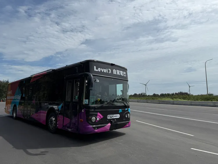 Level 3 AI自駕電動巴士。呂承哲攝