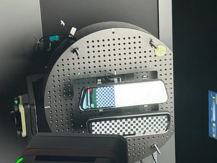 電子後視鏡(CMS)檢測技術。呂承哲攝