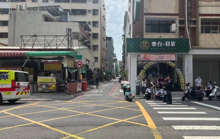 一部重機緊急煞車不慎打滑自摔，還與少女二人發生碰撞。翻攝畫面