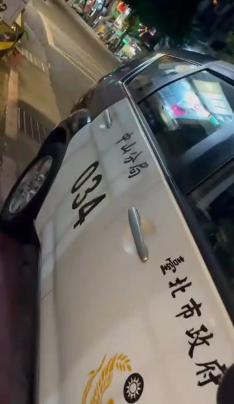 民眾特地拍下巡邏車身編號，中山分局今天立即做出懲處。翻攝自臉書「匿名2公社」
