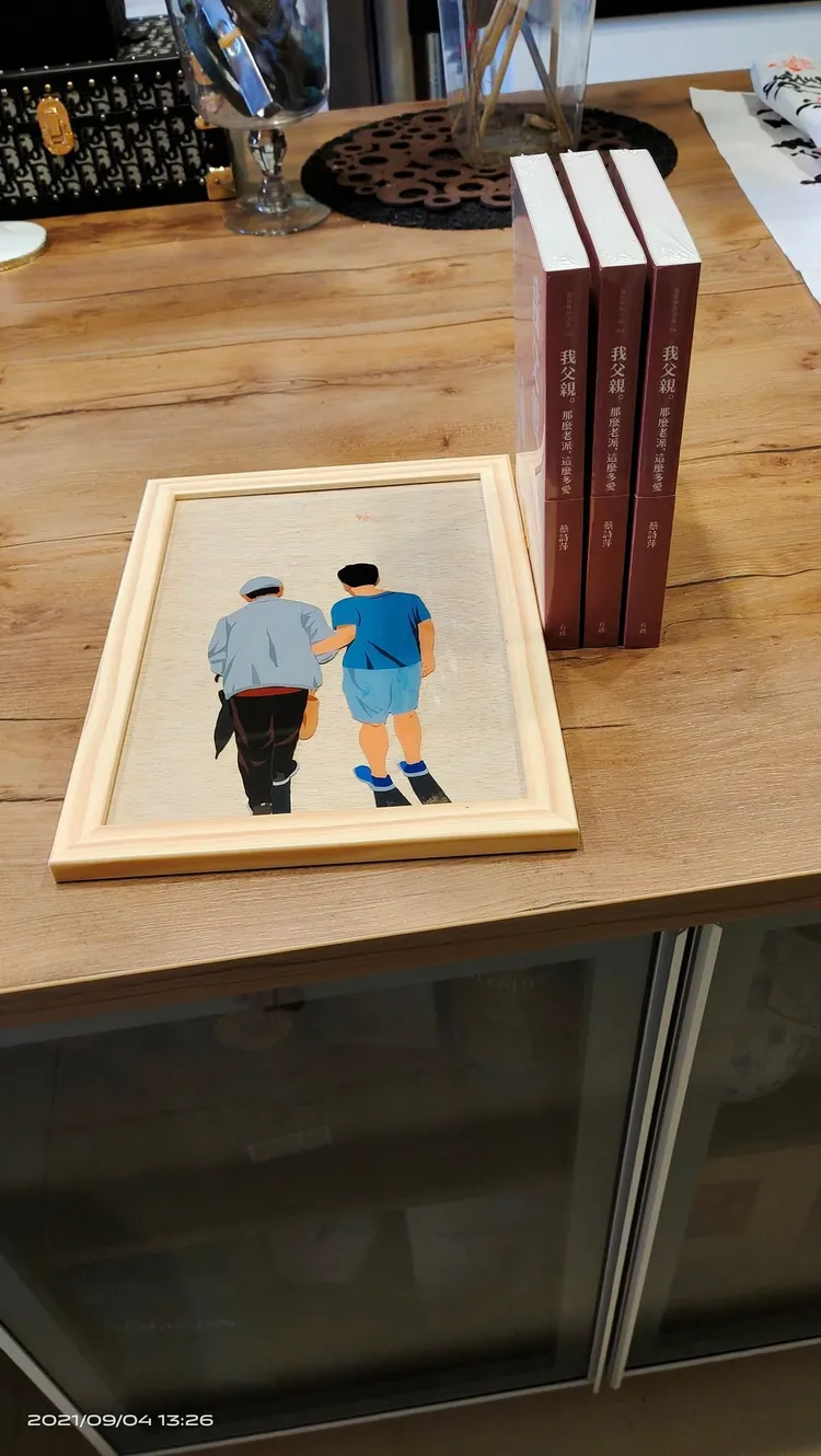 蔡詩萍曬出牽父親行走的圖像，令人動容。翻攝自蔡詩萍臉書