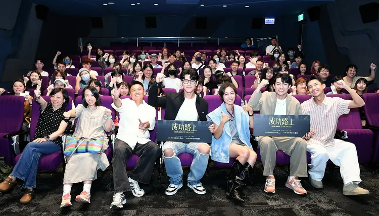 昨舉辦特映會，演員洪毓璟(第一排右起)、黃登楷、張詩盈、李程彬及導演吳建新現身映後。公視台語台、華視提供