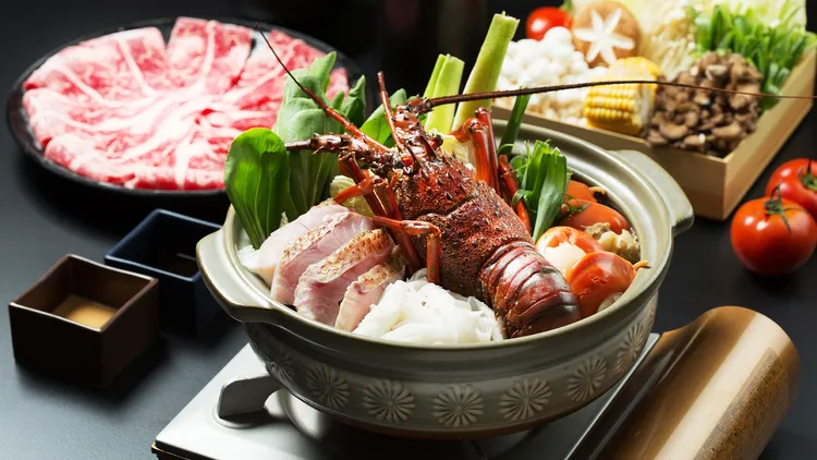 三燔礁溪於活動期間同步推出「點龍蝦鍋、送美妍飲」專屬優惠，凡點選「頂級龍蝦海陸鍋物套餐」，每桌即可獲贈「冠軍新美妍飲」一盒。礁溪晶泉丰旅提供