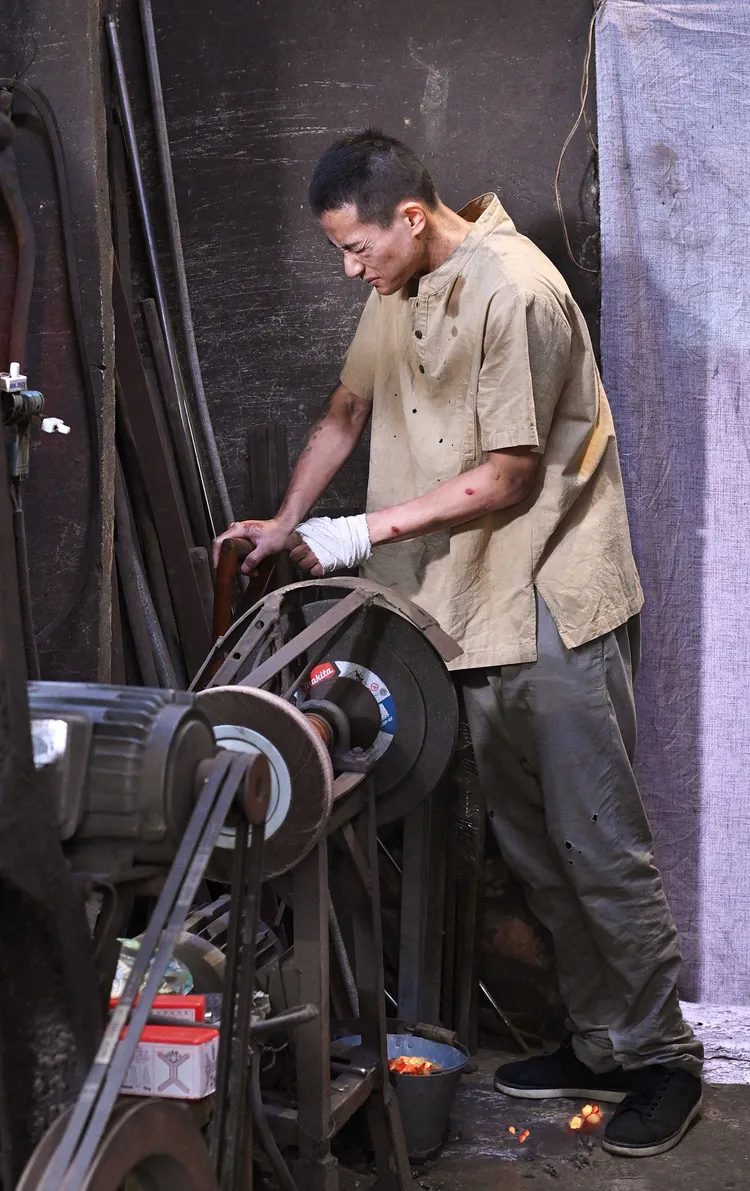盧彥澤劇中在打鐵店工作，卻遇上職場霸凌。台視提供