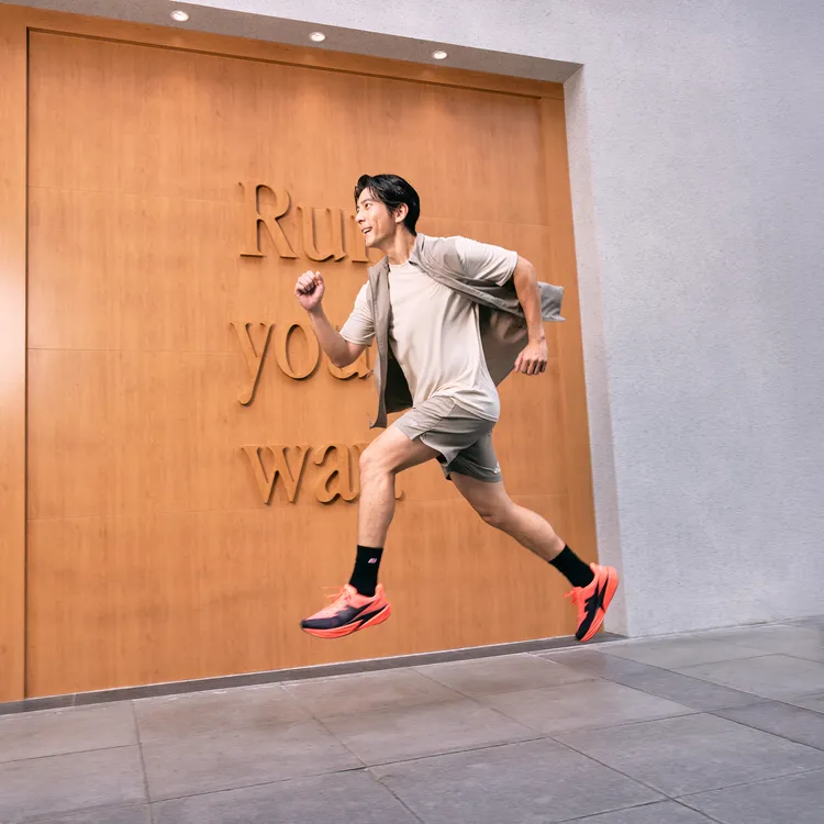 修杰楷表示自己很喜歡新店外觀寫著「Run Your Way」字樣的外牆。品牌提供