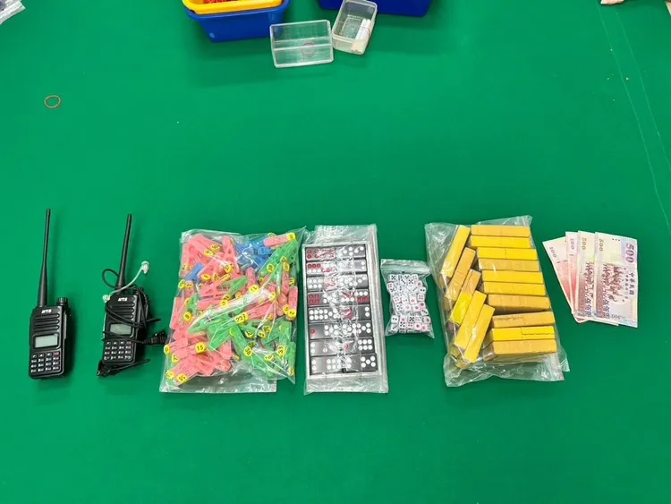 警方起出天九牌、當籌碼的撲克牌、賭金、無線電等贓證物。翻攝照片