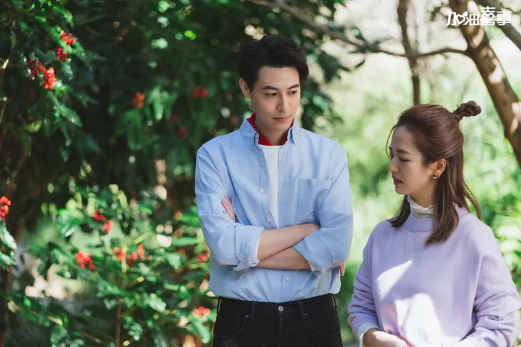 Teddy陳向熙（左）涉逃兵役，昨高雄錄影到一半搭車北上應訊。TVBS提供