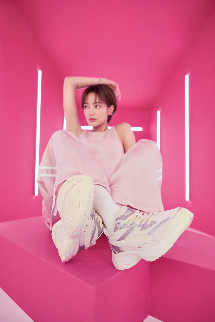 王淨頂著俐落短髮用甜酷風格演繹腳上的全新潮鞋。品牌提供