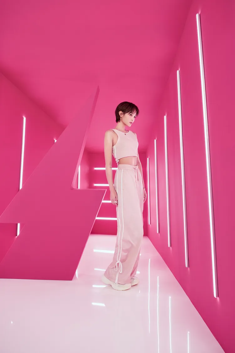 王淨身穿PUMA流行系列Modern Delight休閒背心980元、Modern Delight長褲2280元。品牌提供