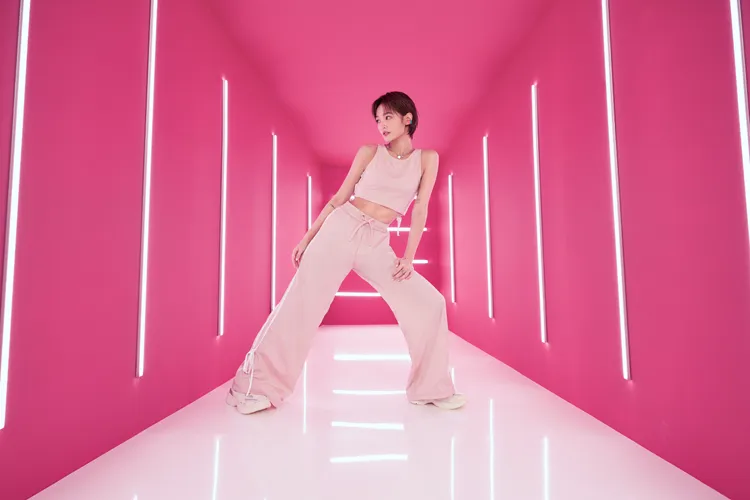 王淨以短版背心曬出緊實腹肌。品牌提供