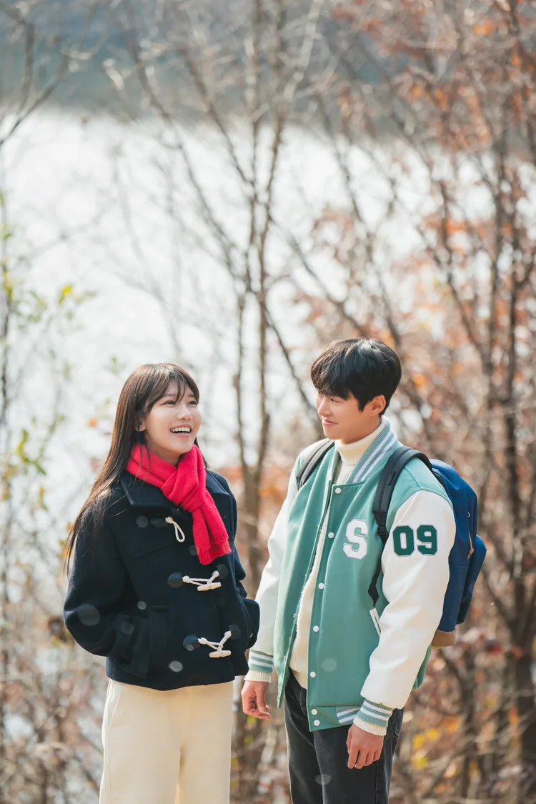 秀英（左）搭檔孔明演出《拜託禁酒吧》。friDay影音提供