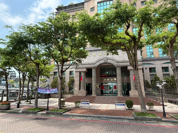 鶯歌公所門口如今寬敞明亮，洽公民眾「暢行無阻」。翻攝畫面