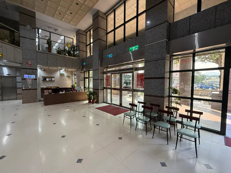 鶯歌公所一樓服務櫃檯改裝後，變得簡單整齊，動線清楚明確。曾佳俊攝