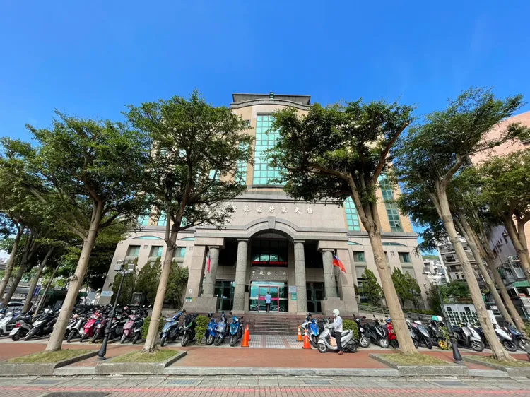 鶯歌區公所緊鄰鶯歌車站，許多通勤族為省停車費，將機車停在其門口廣場，反而阻礙了民眾洽公動線，時間長達十多年。翻攝畫面